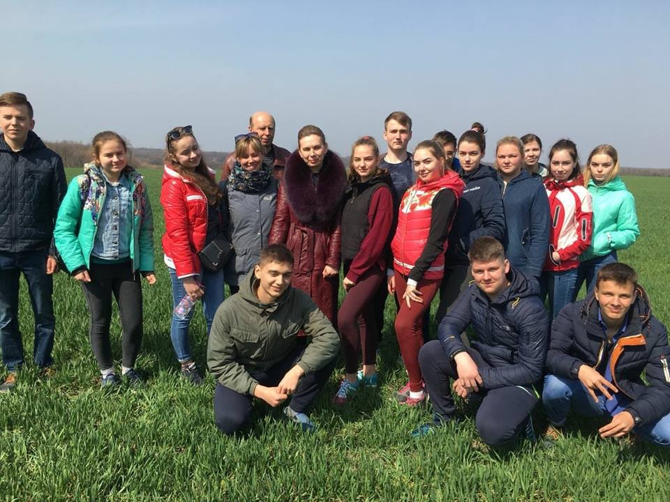 Студенти на дослідному полі